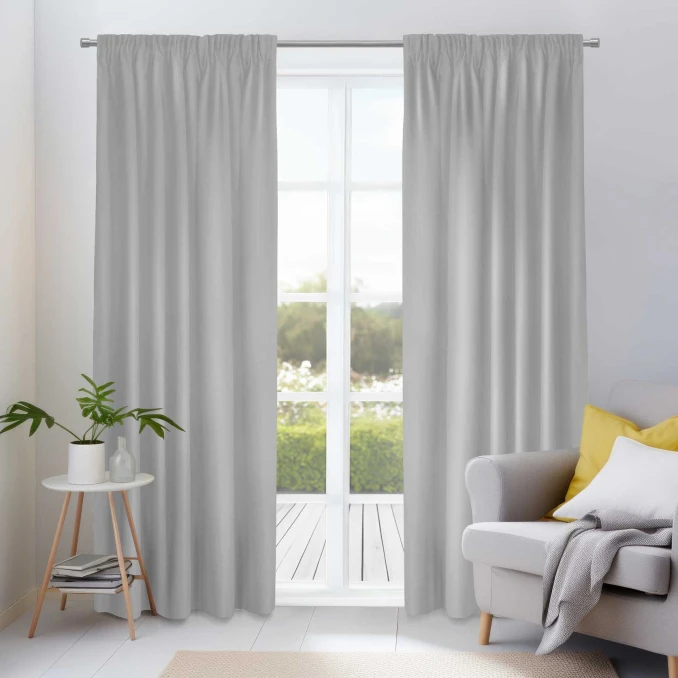 Thermoisolierende Vorhänge mit Faltenband