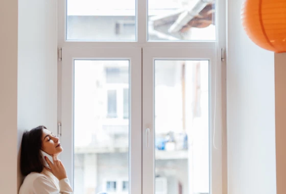 Dekoration für große Fenster. Wie wählt man die richtige Deko aus?